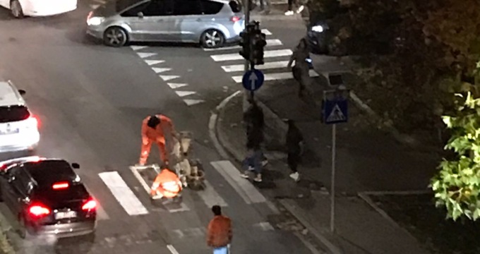 Nuova rotonda di viale Costituzione: zebre pedonali dipinte in mezzo al traffico di punta