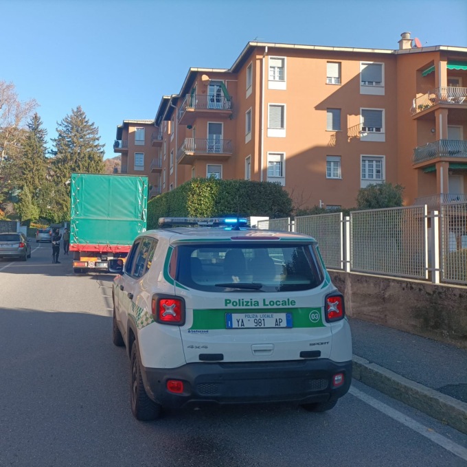 “Sono partito alle 4.30 e sono fermo qui”. I video della disperazione dei camionisti sulla vecchia Lecco Ballabio