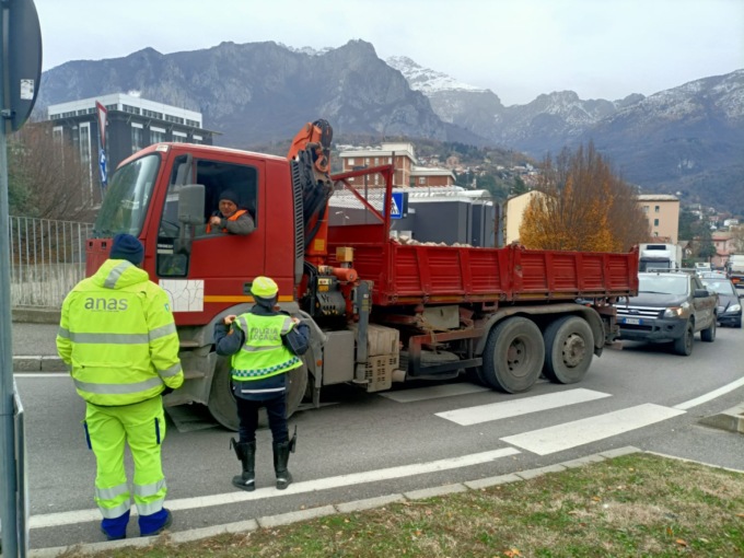 Ancora una giornata di caos sulla Lecco Ballabio. Il Comune spegne il semaforo di via Tonale