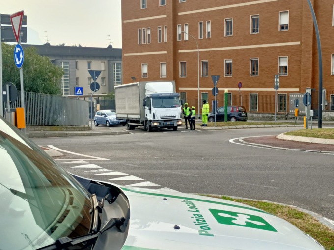 Delirio camion sulla Lecco Ballabio: “respinti” ai posti di blocco