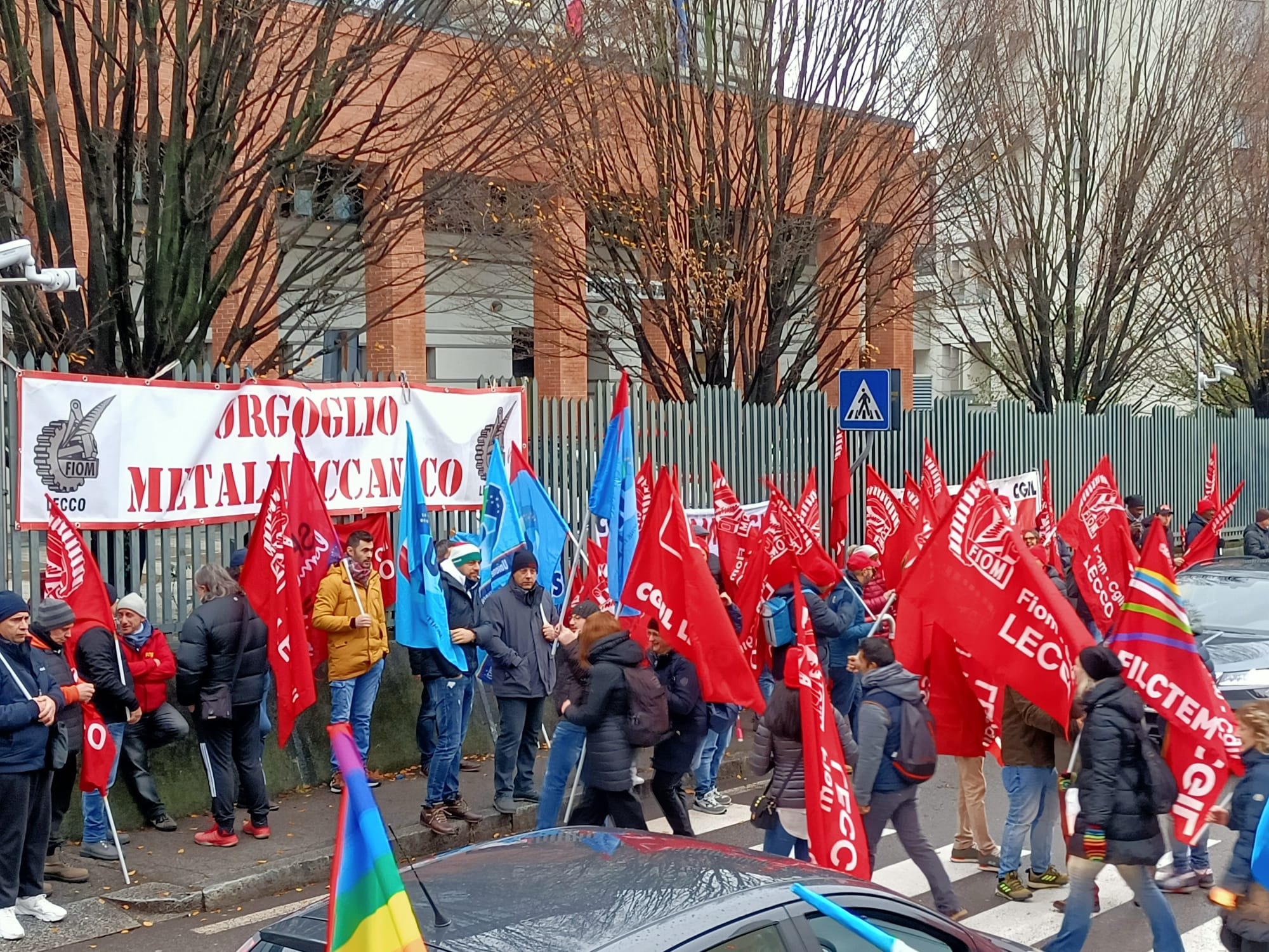 Presidio dei sindacati davanti alla Prefettura: i manifestati bloccano in traffico