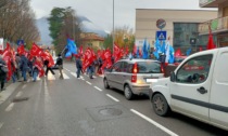 Presidio dei sindacati davanti alla Prefettura: i manifestati bloccano il traffico