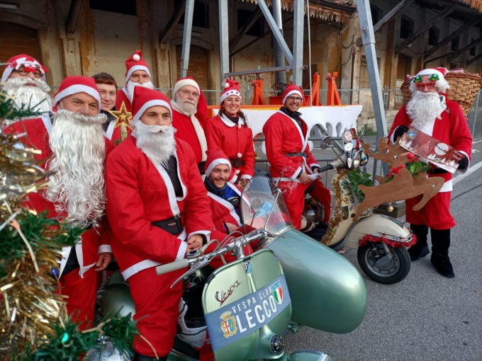 Babbi Natale in Vespa “volano” su Lecco