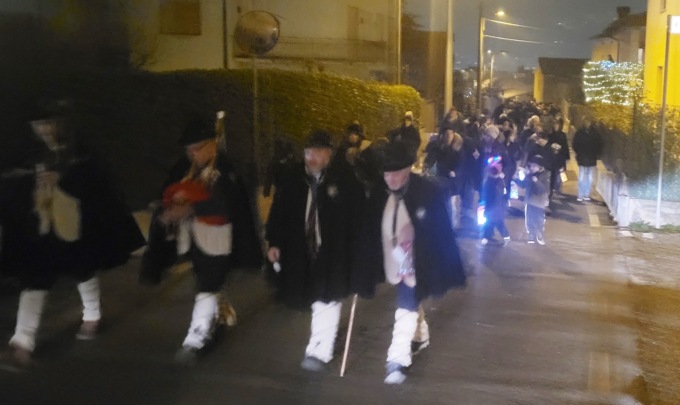 La splendida fiaccolata dei bimbi illumina il paese (e i cuori)