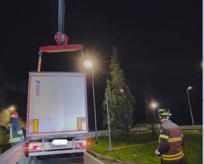 Camion incastrato allo svincolo della Statale 36
