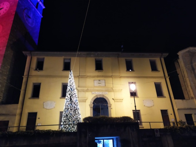 Vandali senza cuore: tagliati i fili delle luminarie natalizie