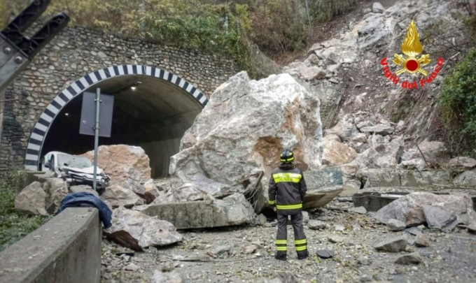 Grossa frana sulla Lecco-Ballabio: macigno blocca ingresso alla Galleria Giulia