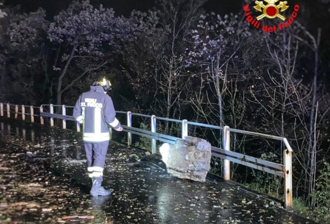 Frana a Perledo: grossi massi caduti sulla strada