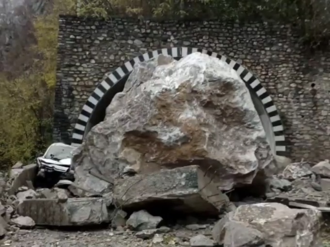 Rocciatori e droni in azioni sul fronte della frana sulla Lecco Ballabio