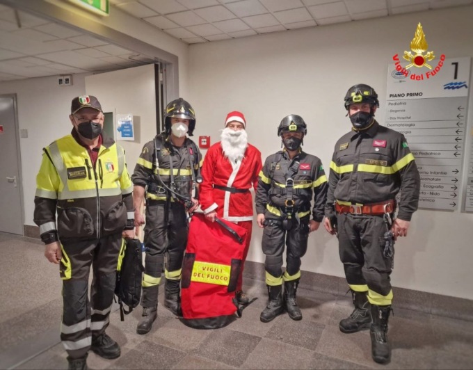 Vigili del fuoco, eroi da cuore grande, portano i doni ai bimbi ricoverati al Manzoni