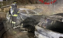 Quattro auto avvolte dalle fiamme a Pasturo