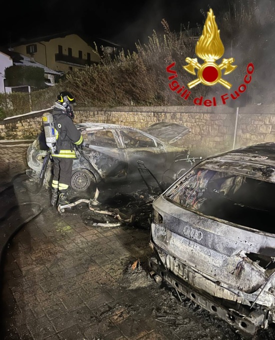 Quattro auto avvolte dalle fiamme a Pasturo