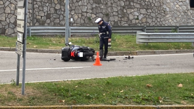 Schianto moto furgone: centauro in ospedale