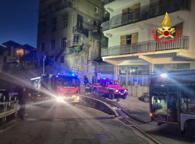Un altro tetto avvolto dalle fiamme: in azione i Vigili del fuoco
