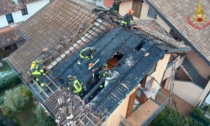 Tetto in fiamme a Colico: intervengono i Vigili del fuoco