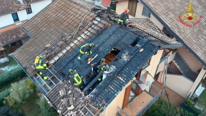 Tetto in fiamme a Colico: intervengono i Vigili del fuoco