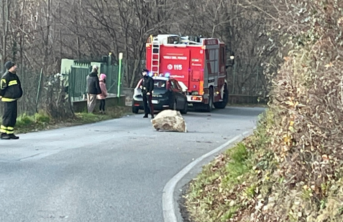 Resta chiusa la Provinciale dopo la caduta di massi