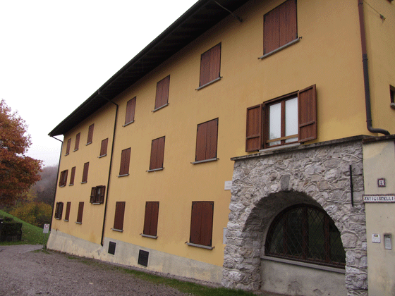 Presidio davanti al Centro di accoglienza di Cremeno