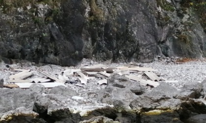 Grossa quantità di eternit abbandonata in riva al lago