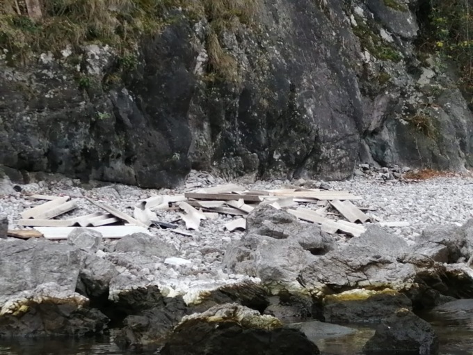 Grossa quantità di eternit abbandonata in riva al lago