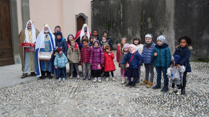 I Re Magi arrivano dal Lago a bordo della Lucia