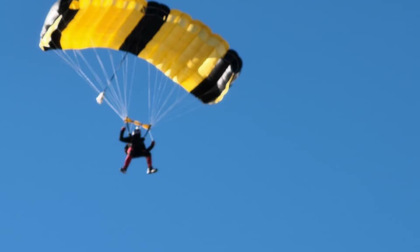 La Befana si lancia su Lecco con il paracadute