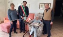 Festeggia 101 anni leggendo: tanti auguri alla grintosa Giovanna Giudici