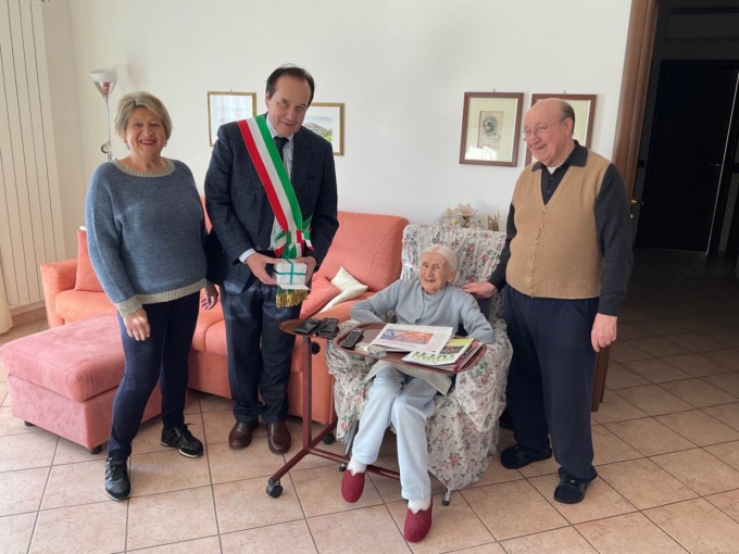 Festeggia 101 anni leggendo: tanti auguri alla grintosa Giovanna Giudici