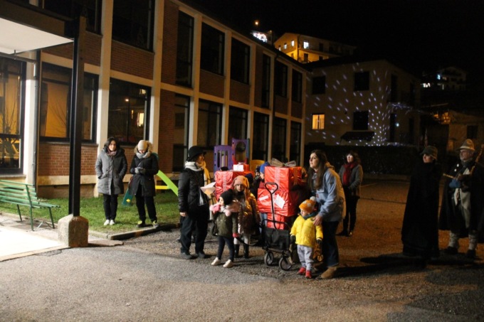 I pacchetti rossi dei bimbi hanno invaso il paese