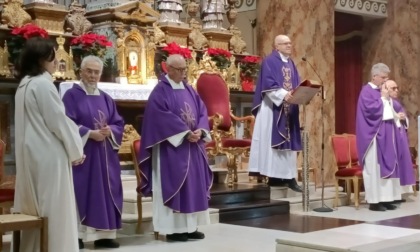 Basilica colma di fedeli per la messa di suffragio per Papa Benedetto XVI