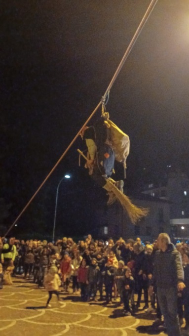 Tradizione rispettata: la Befana è scesa dal campanile
