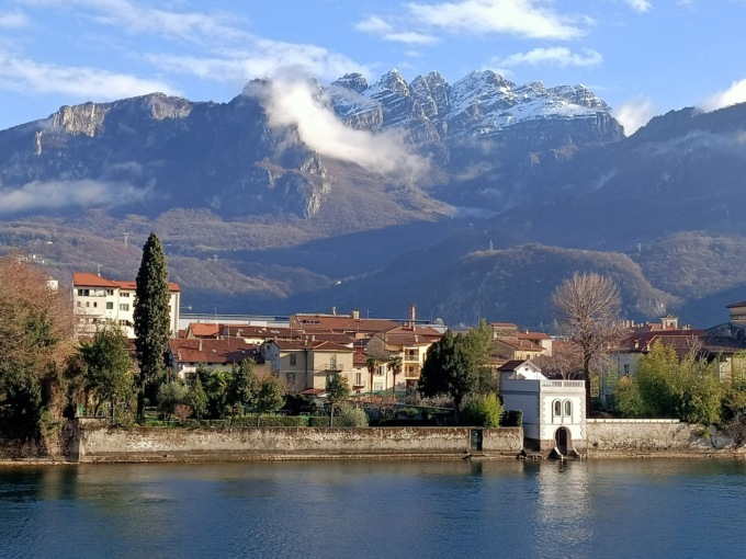 Si alzano le nubi e svelano la neve tornata sui monti lecchesi