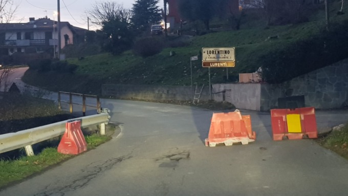 Frana: la strada resta chiusa fino a metà della prossima settimana. Divieti ignorati: “Non passate, è pericoloso”