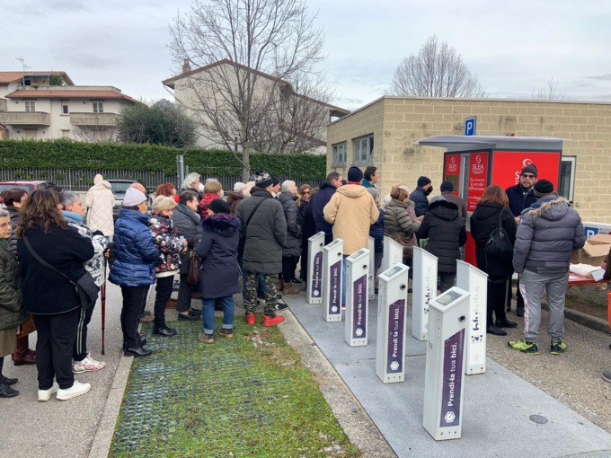 Da oggi i sacchi rossi si ritirano al distributore automatico