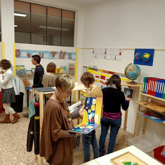 Tutti pazzi per i materiali montessoriani: successo per la mostra