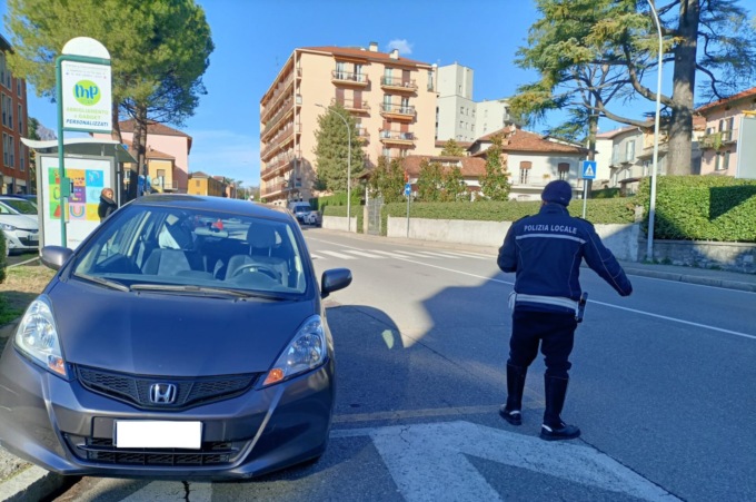 Paura per una pensionata investita a Maggianico