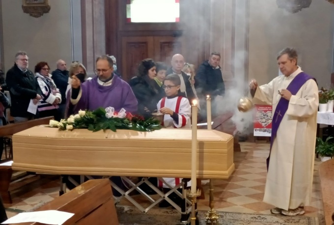 Struggente addio a Pelladoni. “E’ stato un dono per la comunità”