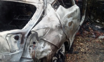 Auto in fiamme: uomo trovato a terra con gravissime ustioni