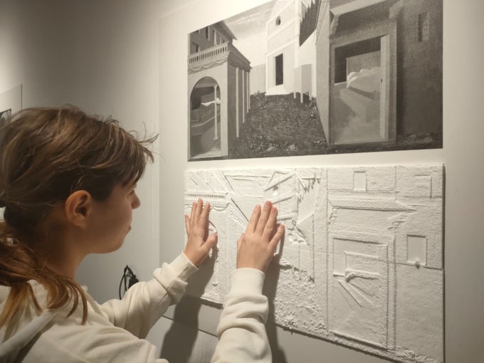 Sara, giovane ipovedente, che fa davvero vedere l’arte attraverso le sue mani