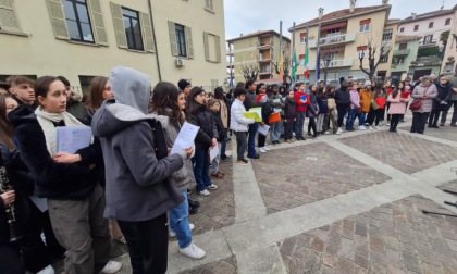 Giornata della Memoria, studenti in piazza: "Abbiamo il dovere morale e civile di non dimenticare"