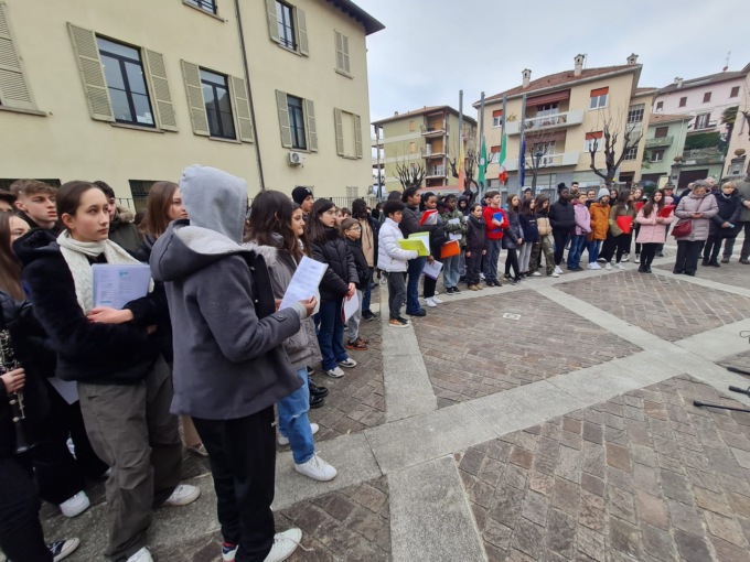 Giornata della Memoria, studenti in piazza: “Abbiamo il dovere morale e civile di non dimenticare”