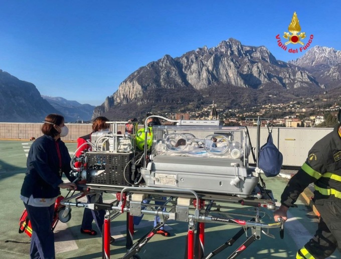 I Vigili del fuoco portano in ospedale un’incubatrice con all’interno un neonato
