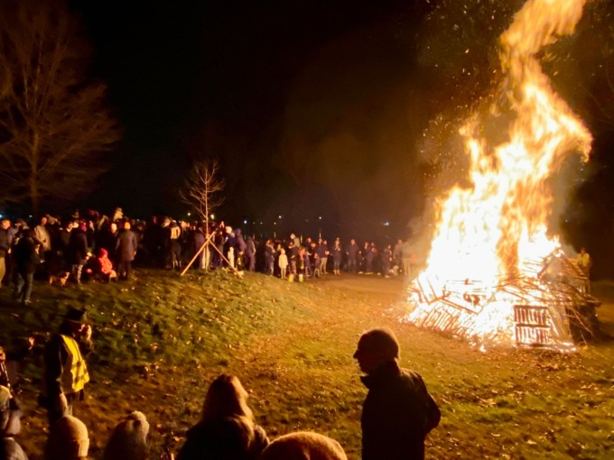 Brusa Ginee: tra le rumorose tolle e le alte fiamme è andato in scena un vero spettacolo