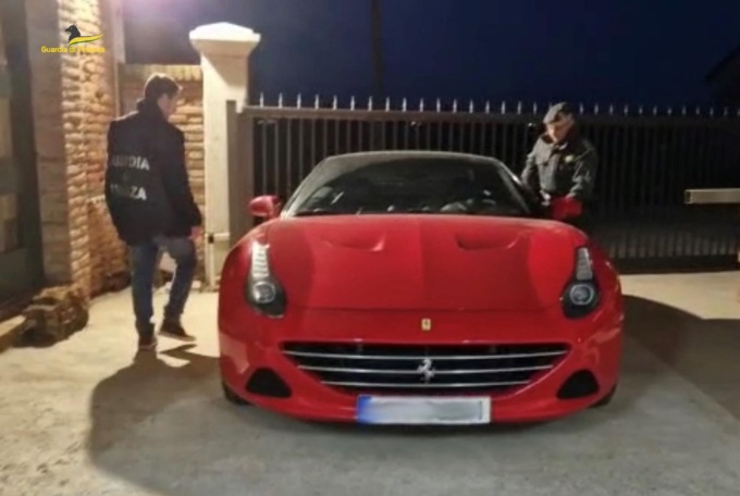 Ferrari e ville di lusso grazie alla frode Iva: maxi indagine della Finanza. In campo le fiamme gialle di Lecco