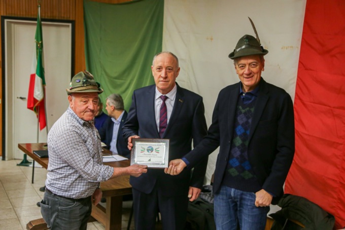 Alpini, Targa della solidarietà consegnata a Nunzio Brambilla
