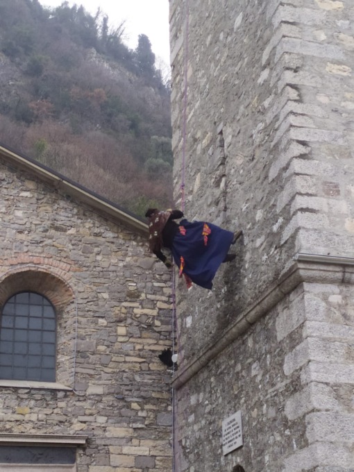 A Varenna la Befana scende dal campanile
