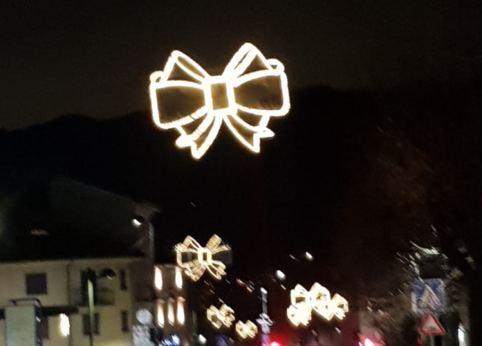 Luminarie accese oltre l’Epifania: monta la polemica