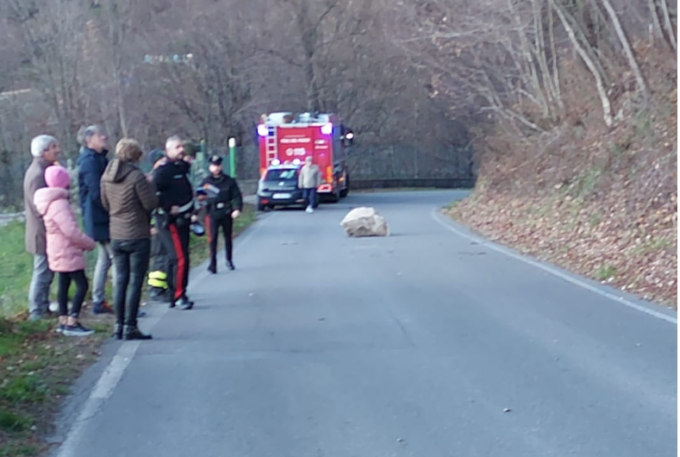 Massi sulla carreggiata: toppo pericoloso riaprire, la strada resta chiusa