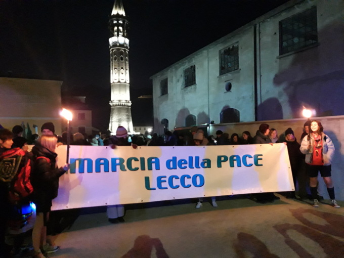 In 500 a Lecco hanno marciato per la Pace al freddo e al buio, come si vive in Ucraina