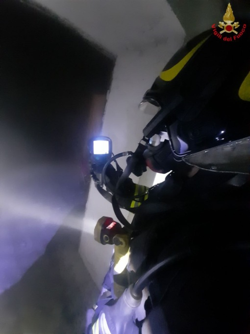 Maxi incendio nella notte: 54 sfollati, tra loro tanti bambini